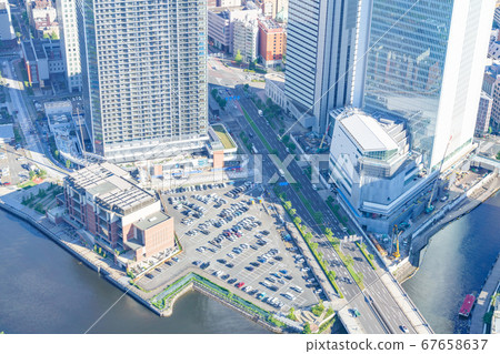神奈川縣橫濱市Minatomirai Boulevard上的停車場俯瞰地標塔 67658637