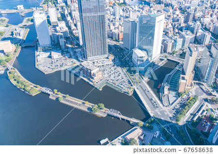 神奈川縣橫濱市Minatomirai Boulevard上的停車場俯瞰地標塔 神奈川縣橫濱市Minatomirai Boulevard上的停車場俯瞰地標塔 67658638