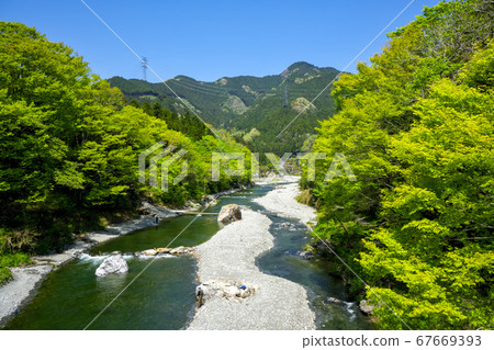 新鮮的綠色三岳谷新治大橋上游的奧多摩釣魚中心 新鮮的綠色三岳谷新治大橋上游的奧多摩釣魚中心 67669393