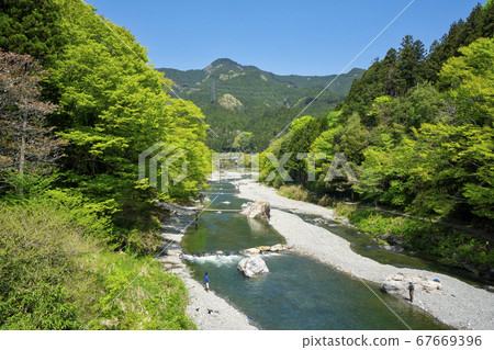 位於多摩河懸索橋新治大橋上游的奧多摩釣魚中心 位於多摩河懸索橋新治大橋上游的奧多摩釣魚中心 67669396