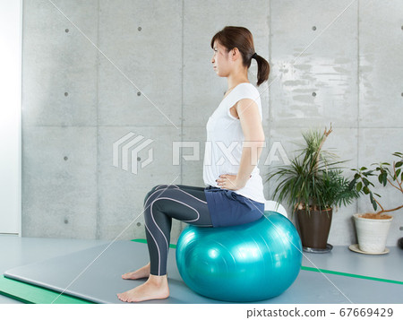 日本女子自我訓練與平衡球 67669429