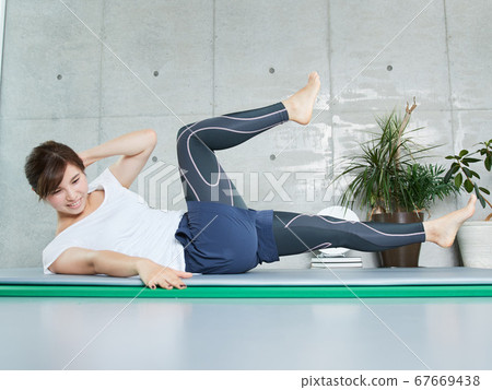 Japanese woman doing abs training at home 67669438