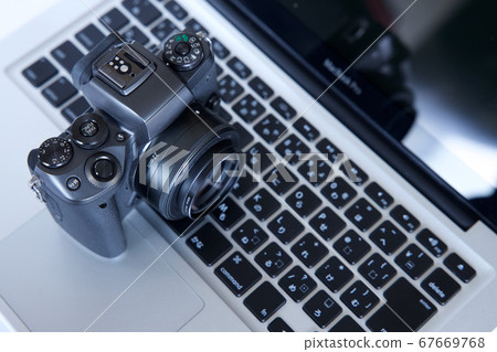 Camera and computer 67669768