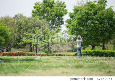 孩子們在草坪上獨自玩耍 67669963