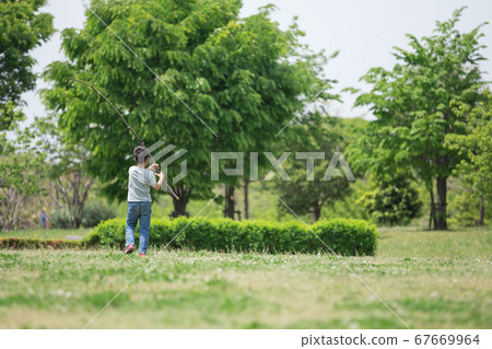孩子們在草坪上獨自玩耍 67669964
