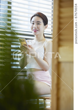 Smartphone, Tea Time, Tea Therapy, Foot Bath, Healing, Young Woman 67670034