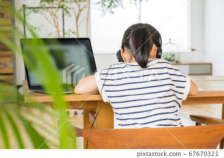 女孩在家參加一個網絡研討會 67670321