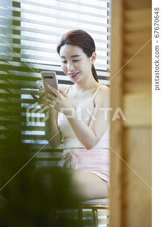Smartphone, Tea Time, Tea Therapy, Foot Bath, Healing, Young Woman 67670648