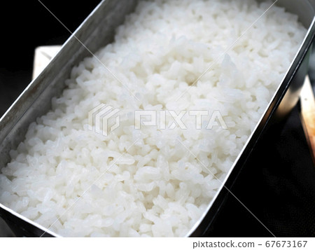 新鮮煮熟的白米飯在麥斯汀中煮熟 67673167