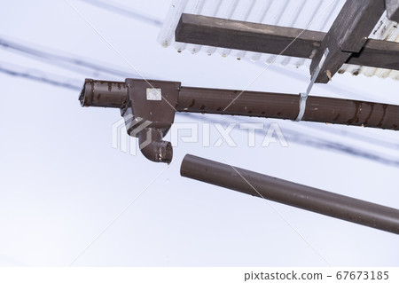 Broken rain gutter 67673185
