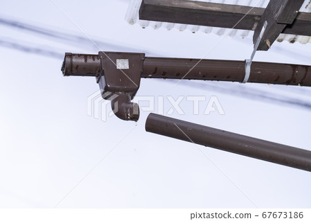 Broken rain gutter 67673186