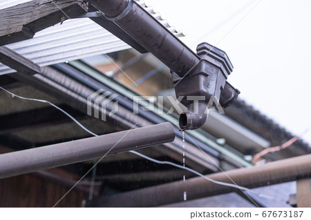 Broken rain gutter 67673187
