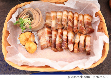 它是韓國食品，韓國食品，烹飪食品和韓國美味食品。 67674809