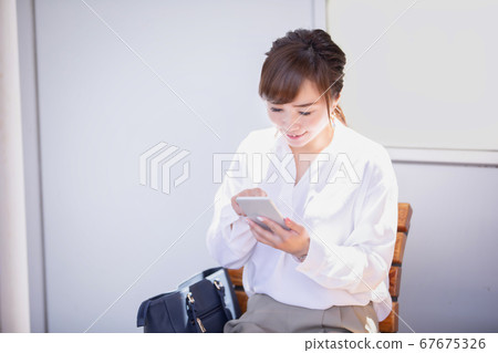一個女人在車站的家 一個女人在車站的家 67675326