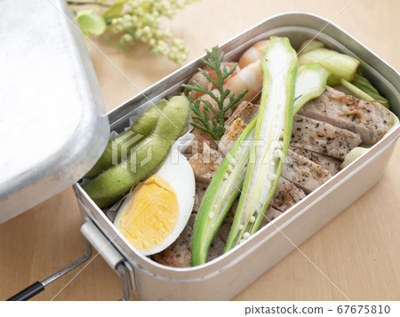 Outdoors, delicious Mestin bento [Salad grilled pork] 67675810