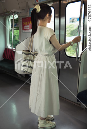 乘火車上下班的女人 67676481