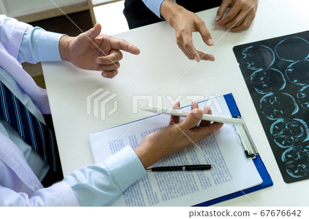 The doctor hold the tablet 67676642