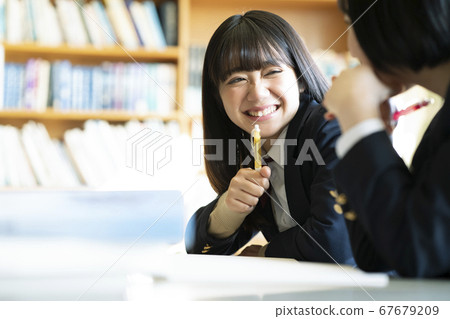 在圖書館學習的學生 67679209