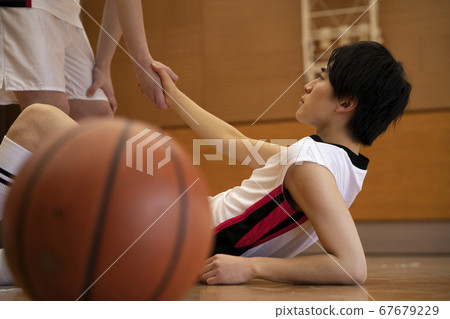 男子打籃球 67679229