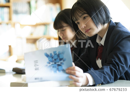 在圖書館學習的學生 在圖書館學習的學生 67679233