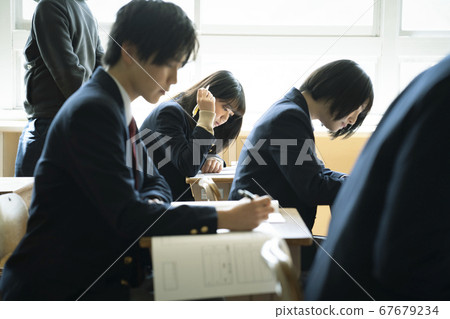 學生在教室裡學習 67679234