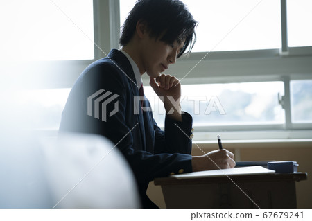 學生在教室裡學習 學生在教室裡學習 67679241