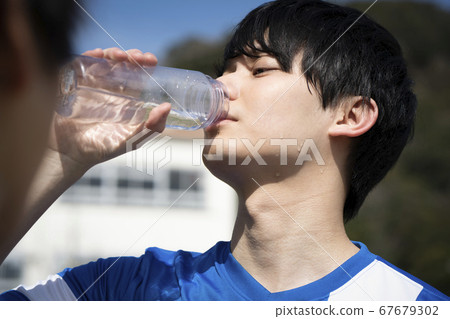 男子在運動中喝水 男子在運動中喝水 67679302