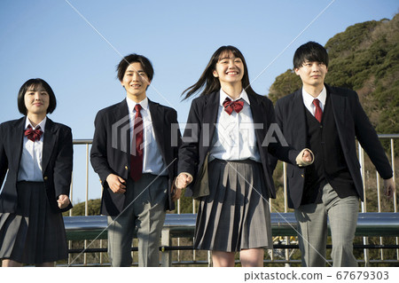 學生在屋頂上花朋友 67679303