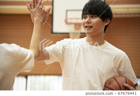 打籃球的男孩 67679441