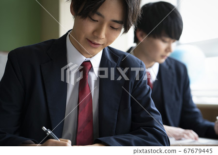 學生在教室裡學習 學生在教室裡學習 67679445