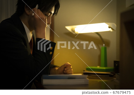 在房間裡學習的學生 67679475