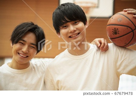 打籃球的男孩 打籃球的男孩 67679478