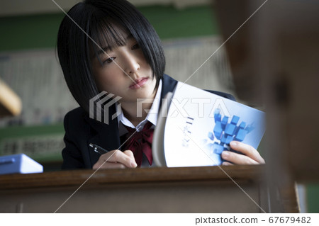 學生在教室裡學習 67679482