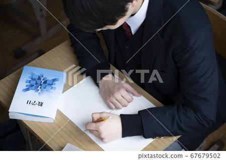 學生在教室裡學習 學生在教室裡學習 67679502