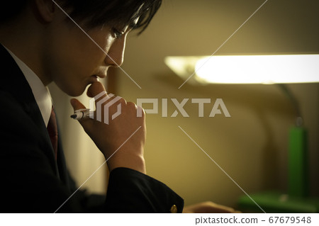 在房間裡學習的學生 67679548