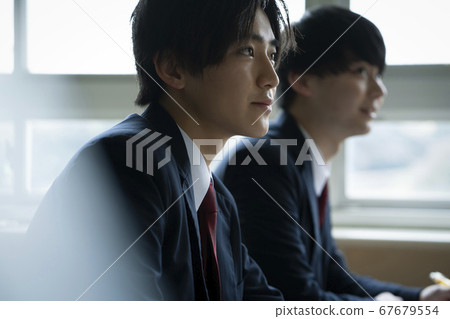 學生在教室裡學習 67679554