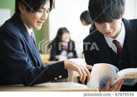 學生在教室裡學習 67679558