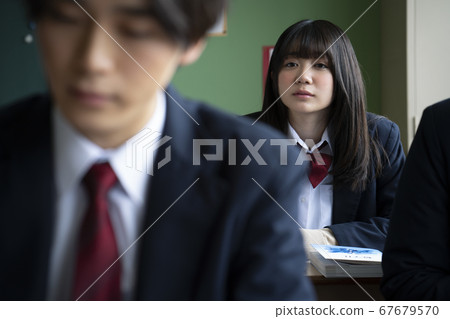 學生在教室裡學習 學生在教室裡學習 67679570
