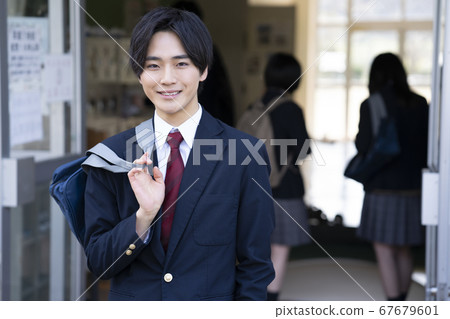 Students going to school 67679601