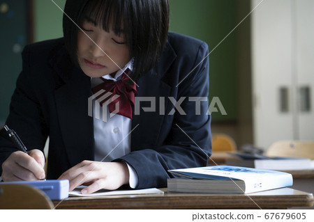 學生在教室裡學習 學生在教室裡學習 67679605