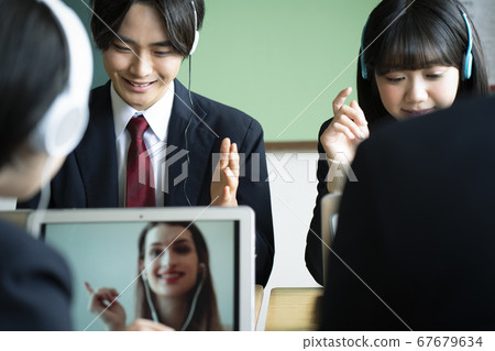 學生在計算機上學習英語 學生在計算機上學習英語 67679634