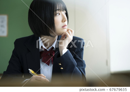 學生在教室裡學習 學生在教室裡學習 67679635