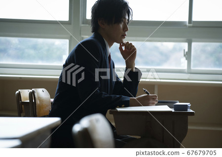 學生在教室裡學習 67679705