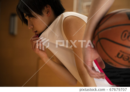 Men playing basketball 67679707
