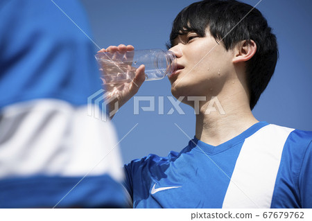 男子在運動中喝水 男子在運動中喝水 67679762
