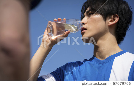 男子在運動中喝水 67679766