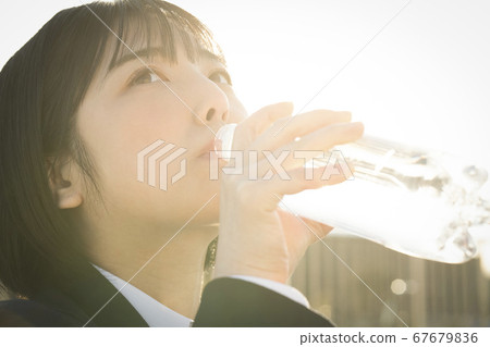 學生飲水 67679836