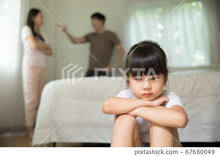 一個悲傷的孩子，不想听到父母吵架的聲音 67680049