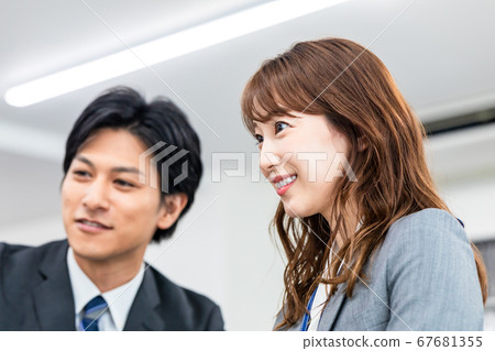 男人和女人在辦公室諮詢時操作電腦 男人和女人在辦公室諮詢時操作電腦 67681355