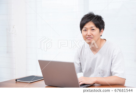 一個年輕人在做遠程辦公 67681544